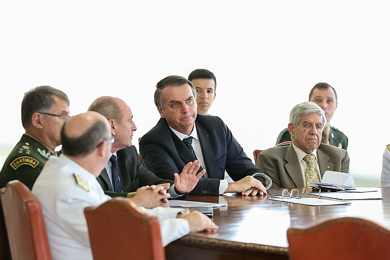 Foto da comunicação oficial da Presidência mostra Mauro Cid (ao fundo, à direita) junto de Heleno, Bolsonaro e dos então chefes das Forças Armadas em 2019 - Marcos Corrêa - PR